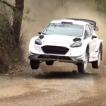 La Ford Fiesta WRC les 4 roues en l'air pendant les essais