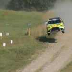 Gros saut d'une Mitsubishi Lancer