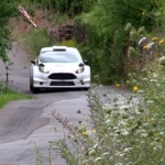 Passage sur une route bosselée