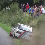Peugeot 309 dans le fossé