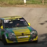 Peugeot 205 en difficulté après un saut