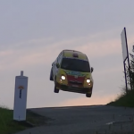 La petite Fiat 500 les 4 roues en l'air