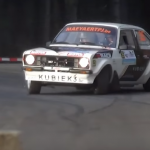 Ford Escort en glisse sur l'asphalte