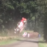 La Mitsubishi Lancer les 4 roues en l'air