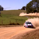 La Hyundai I20 WRC en compagnie d'un hélico