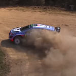 La Hyundai I20 WRC en glisse vue de l'hélico