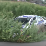 Mitsubishi Lancer dans un champs de Maïs