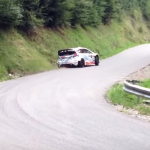 La Fiesta WRC avec une roue dans le fossé