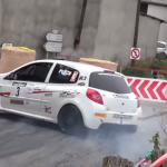 Renault Clio R3 en glisse dans une épingle