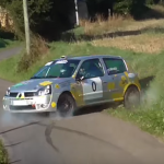 Renault Clio en tête-a-queue