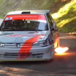 Peugeot 306 avec des flammes