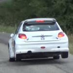 Peugeot 206 avec deux roues en l'air