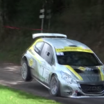 Peugeot 208 T16 sur une bosse