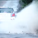 Volkswagen Polo R WRC dans une grosse flaque