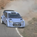 La Hyundai I20 WRC en glisse sur l'asphalte