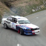 BMW en glisse dans une épingle