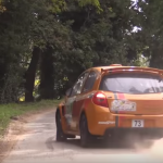 Une Renault Clio dans un freinage limite