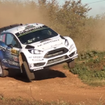 Elfyn Evans sur une bosse avec la Fiesta WRC