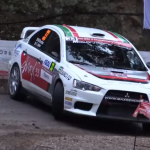 Mitsubishi Lancer en glisse dans une épingle