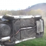 Une Opel Astra sur les portes après un tonneau