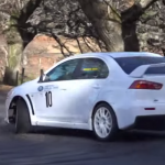 Mitsubishi Lancer Evo 9 en glisse dans une épingle
