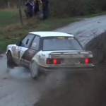 BMW en glisse sur une route boueuse