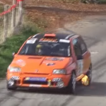 Renault Clio avec des flammes qui sortent de l'échappement