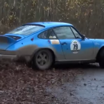 Porsche en glisse sur les feuilles mortes