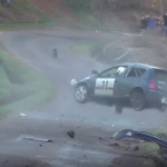 La Renault Clio en pleine série de tonneaux