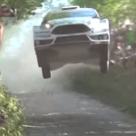 Ford Fiesta WRC de Ott Tänak les 4 roues en l'air