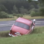 Vieille voiture à la limite du crash
