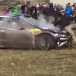 Le photographe sur le capot de la Polo R WRC