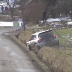Skoda Fabia S2000 essayant de rejoindre la route
