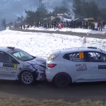 Deux Renault Clio s'accrochent