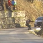 Photographe qui traverse devant une voiture