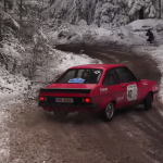 une Ford Escort en glisse sur la neige