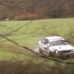 La BMW 325i dans un champs