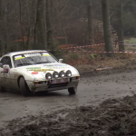Une Porsche en glisse sur l'asphalte boueux