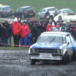 Une ford en glisse sur la terre