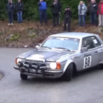 Mercedes en glisse dans une épingle