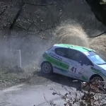 Une Peugeot 208 R2 contre des bottes de paille