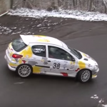 Une Peugeot 206 à la limite de la sortie