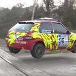 Citroën Saxo les 4 roues en l'air