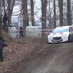 Peugeot 208 T16 en glisse dans les sous-bois