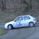 Une Citroën Saxo en plein tête à queue