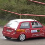 Une Citroën AX en glisse