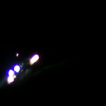Les phares de l'ax dans la nuit pendant le crash