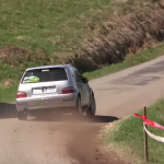 Citroën Saxo à l'attaque à la sortie d'une corde