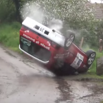 Un Renault Clio sur le toit