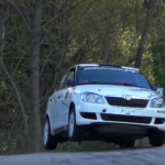 Une Skoda Fabia R2 en plein saut